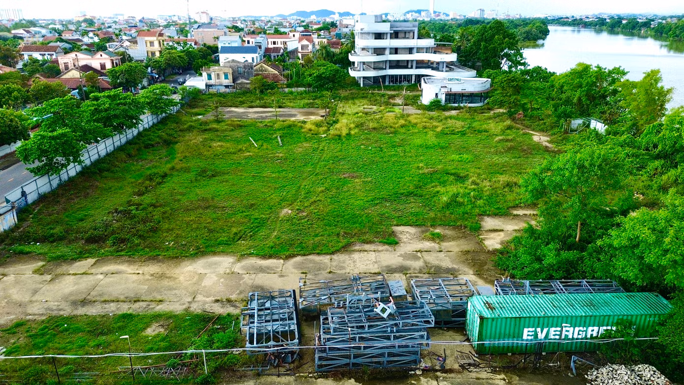 Về phía Sở Xây dựng TP Huế, đơn vị này cho biết đã nhiều lần yêu cầu Công ty Cổ phần Hạ tầng Đông Á khẩn trương thực hiện các thủ tục đầu tư xây dựng theo đúng cam kết. Nếu sau thời gian gia hạn mà dự án tiếp tục chậm trễ, đơn vị sẽ xem xét, kiến nghị xử lý theo quy định pháp luật.