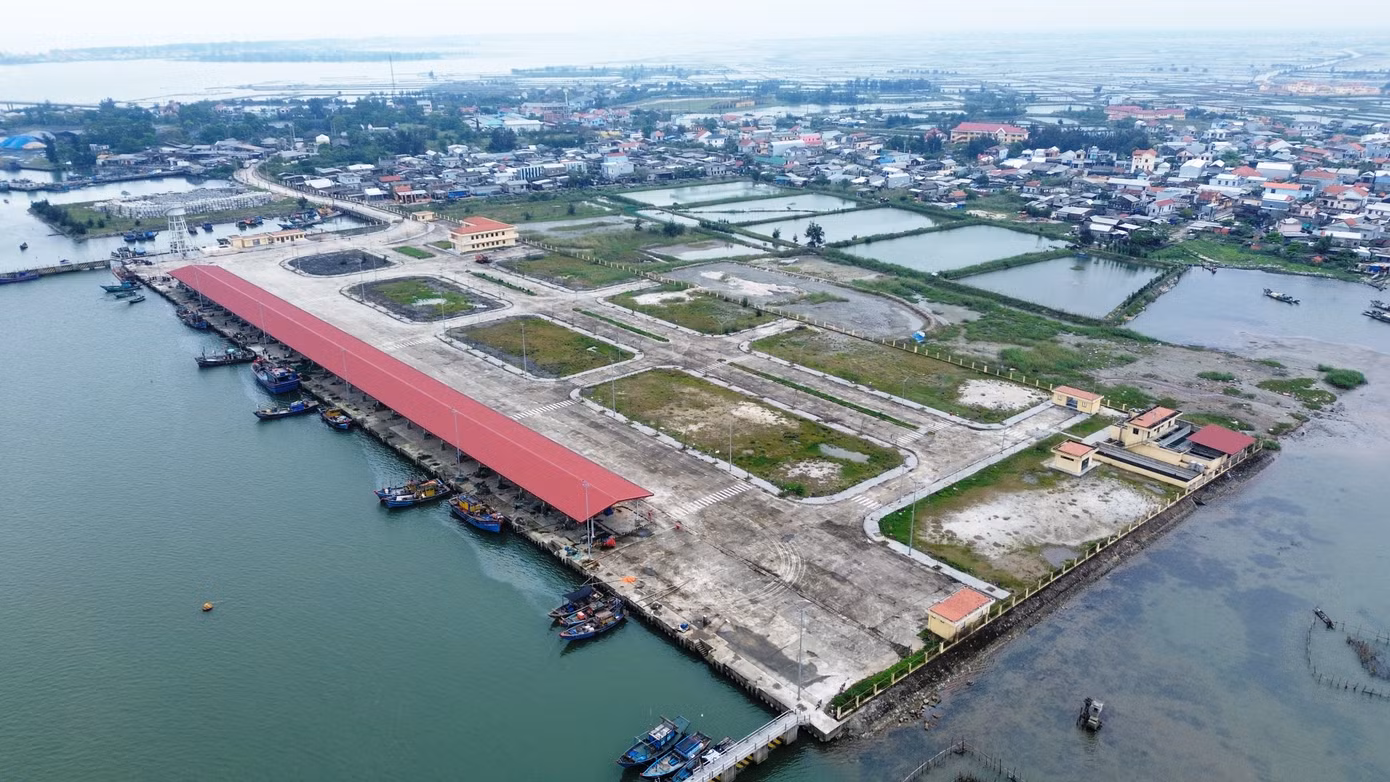 “Sắp tới, ban quản lý dự án sẽ tiến hành kiểm tra, đánh giá thực trạng và yêu cầu đơn vị nhà thầu thi công sửa chữa, khắc phục những vị trí hư hỏng của hàng rào. Về lâu dài, chúng tôi đề nghị chính quyền địa phương, cơ quan chức năng xử lý tình trạng xâm hại hạ tầng kỹ thuật tại khu cảng mới xây; kiến nghị cấp có thẩm quyền quy định về vị trí neo đậu và di dời bộ phận tàu thuyền của ngư dân còn ở bên ngoài vào bên trong âu thuyền khu cảng mới”, đại diện Phòng Quản lý xây dựng công trình - Sở Nông nghiệp và Môi trường TP Huế cho biết. “Sắp tới, ban quản lý dự án sẽ tiến hành kiểm tra, đánh giá thực trạng và yêu cầu đơn vị nhà thầu thi công sửa chữa, khắc phục những vị trí hư hỏng của hàng rào. Về lâu dài, chúng tôi đề nghị chính quyền địa phương, cơ quan chức năng xử lý tình trạng xâm hại hạ tầng kỹ thuật tại khu cảng mới xây; kiến nghị cấp có thẩm quyền quy định về vị trí neo đậu và di dời bộ phận tàu thuyền của ngư dân còn ở bên ngoài vào bên trong âu thuyền khu cảng mới”, đại diện Phòng Quản lý xây dựng công trình - Sở Nông nghiệp và Môi trường TP Huế cho biết.