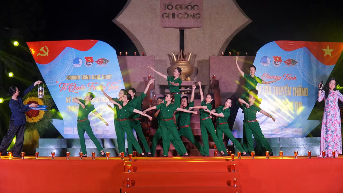 Tổ chức chương trình văn nghệ mang chủ đề “Tổ quốc trong tim”.