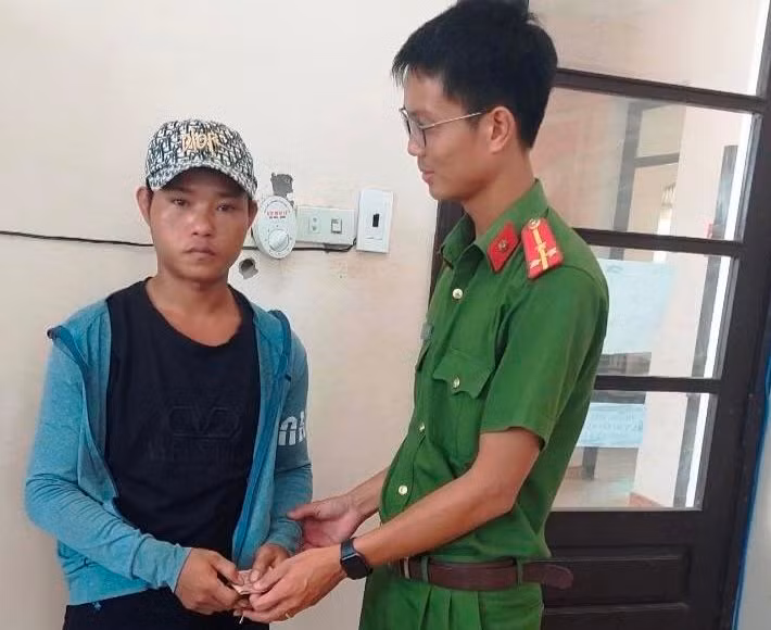 Công an hỗ trợ anh Lò Văn E sau khi đi làm phu vàng bị chủ bãi lừa, không trả tiền công.
