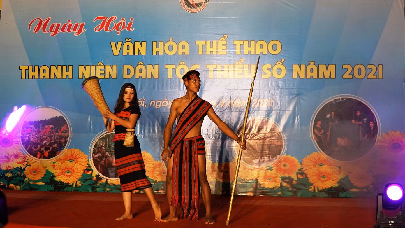 Nam thanh nữ tú vùng cao gây ấn tượng trong trang phục truyền thống của đồng bào dân tộc thiểu số.