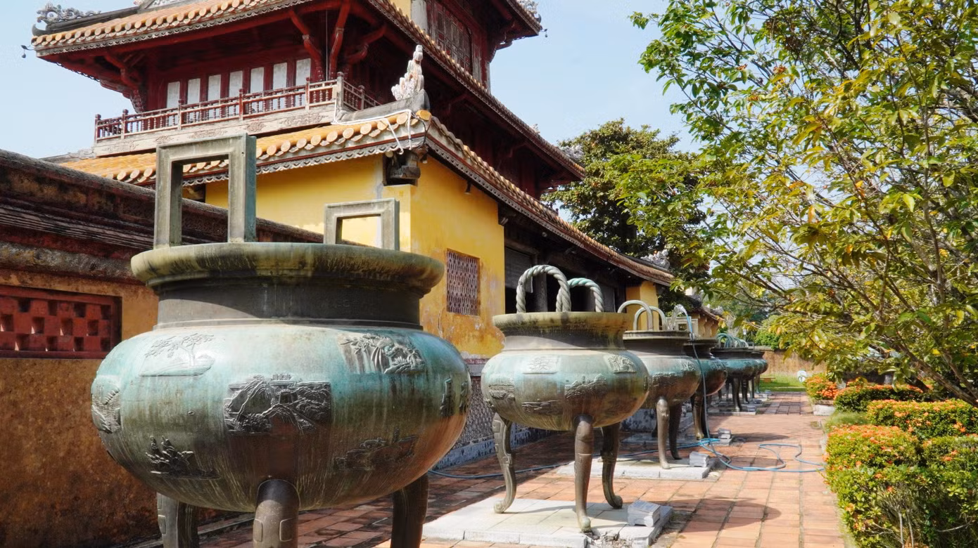 Trải qua 200 năm, với dặm dài thời gian và đi qua bao cuộc chiến tranh tàn khốc, Cửu đỉnh vẫn còn nguyên vẹn như ban đầu. Kể từ lúc dựng lập đến nay, chín chiếc đỉnh trở nên nổi tiếng về nhiều phương diện: lịch sử, tư tưởng, tín ngưỡng, địa lý, mỹ thuật, quân sự, nông nghiệp, kỹ thuật, giao thông, xã hội...