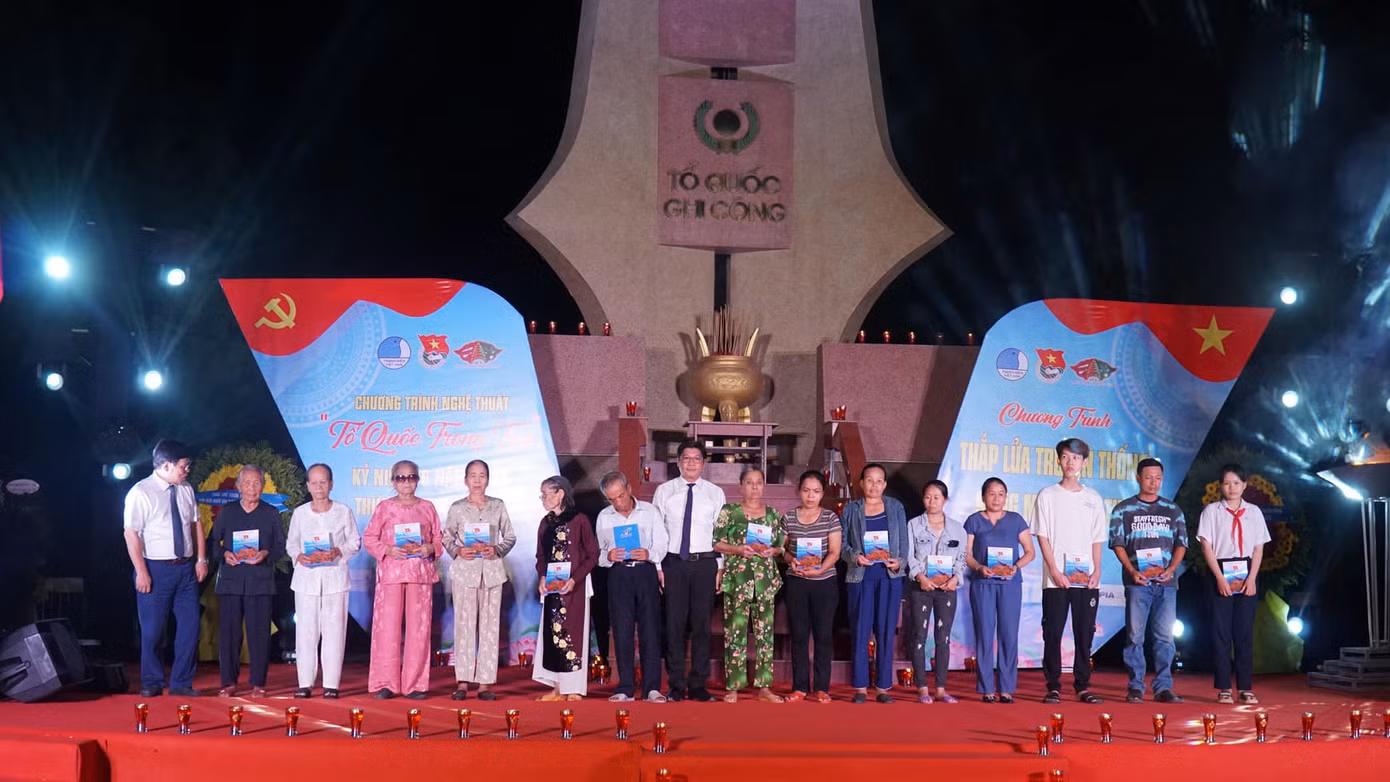 Tặng quà cho gia đình thương, bệnh binh, người có công, đối tượng chính sách.