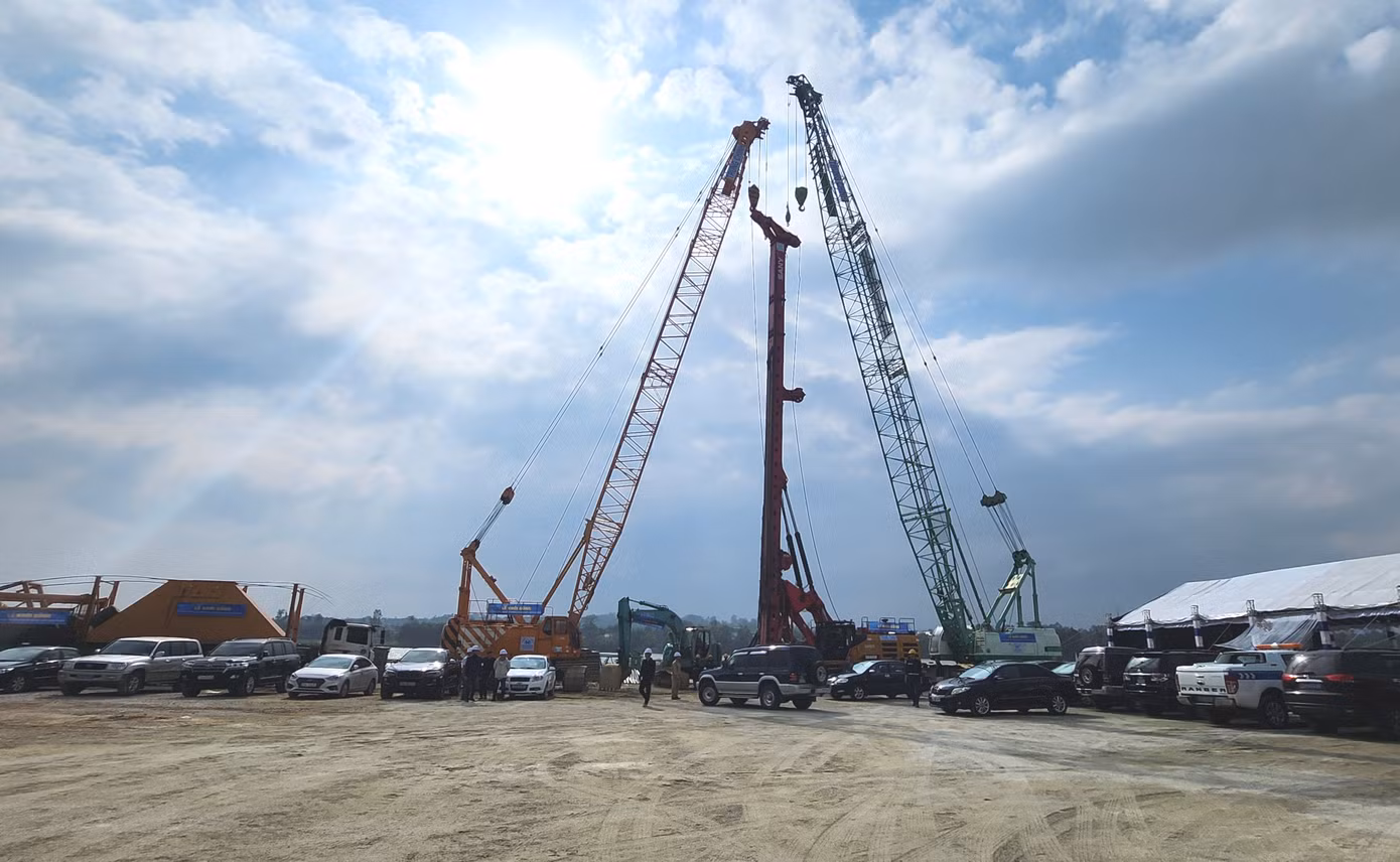 Phương tiện, máy móc sẵn sàng cho hoạt động xây dựng cầu vượt sông Hương đoạn qua phường Kim Long, TP Huế. Ảnh: N.V Phương tiện, máy móc sẵn sàng cho hoạt động xây dựng cầu vượt sông Hương đoạn qua phường Kim Long, TP Huế. Ảnh: N.V