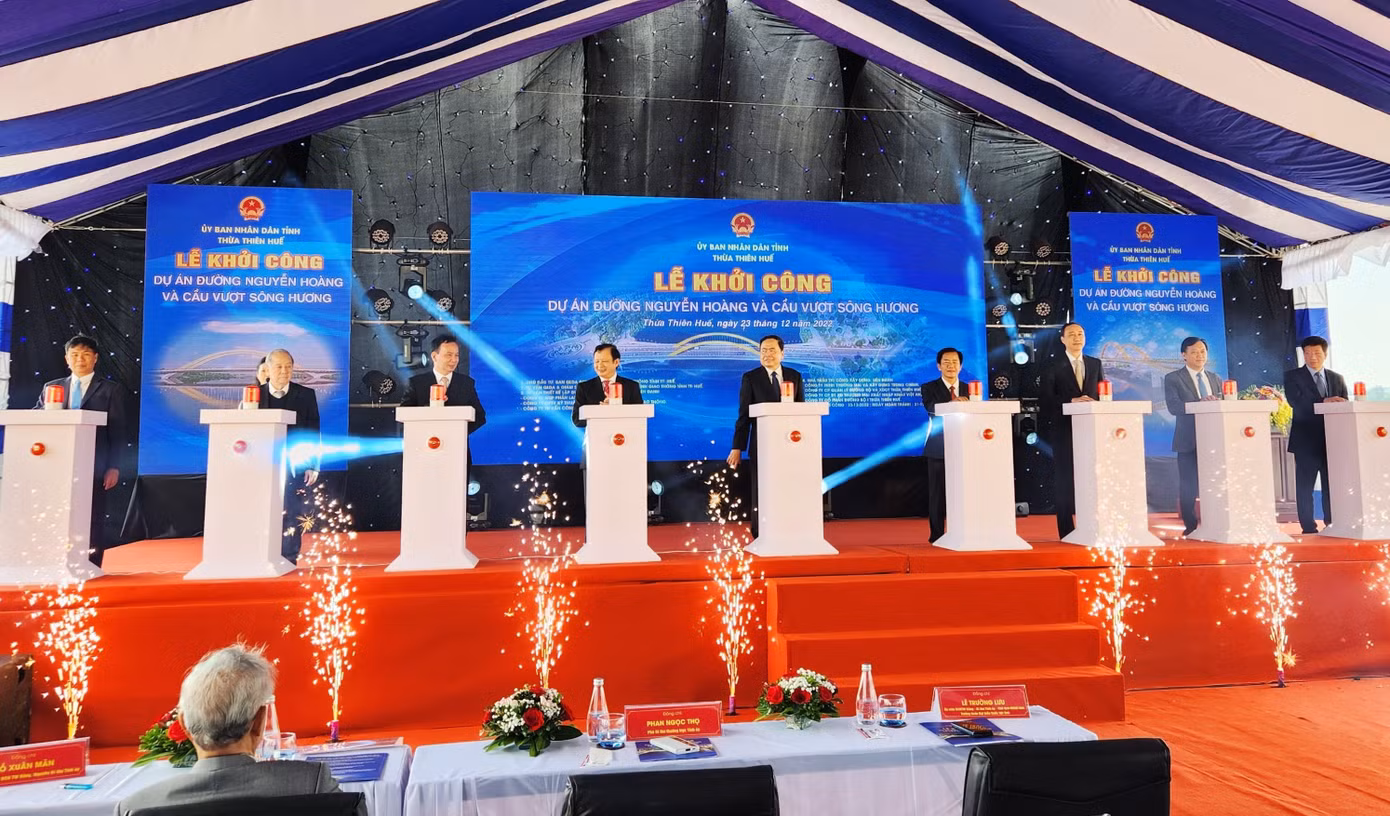 Lễ khởi công dự án đường Nguyễn Hoàng và cầu vượt sông Hương qua vùng đất Kim Long, nội đô Huế. Ảnh: N.V Lễ khởi công dự án đường Nguyễn Hoàng và cầu vượt sông Hương qua vùng đất Kim Long, nội đô Huế. Ảnh: N.V