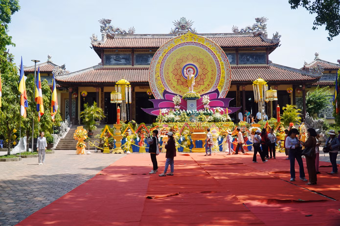 Nhiều đạo hữu, phật tử đến chùa trong ngày Phật đản.