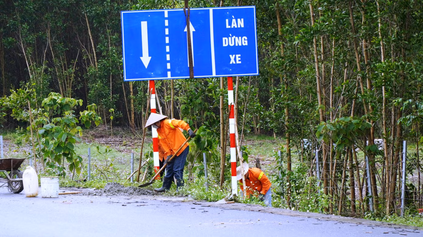 Theo Thứ trưởng Lê Đình Thọ, tuyến cao tốc có ý nghĩa đặc biệt quan trọng khi đưa vào khai thác, góp phần giảm tải cho tuyến quốc lộ, mở rộng kết nối giao thương giữa các địa phương miền Trung, nên không thể chậm trễ thêm. Các đơn vị cần tập trung xử lý các vấn đề còn tồn đọng, phát sinh để gấp rút đưa công trình vào khai thác từ đầu tháng 4/2022.