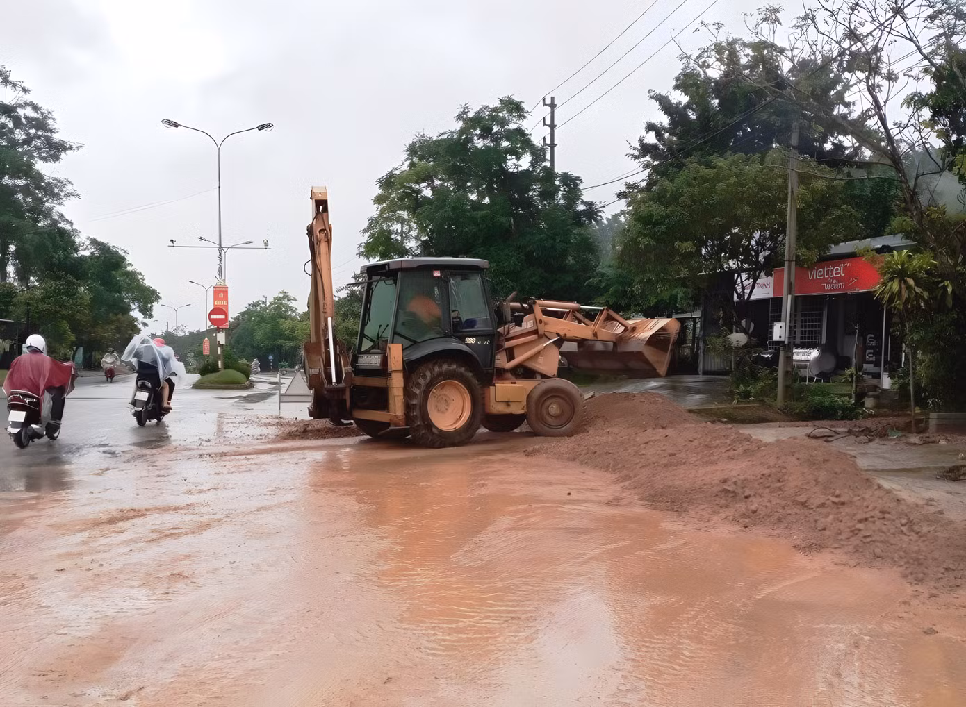 Xử lý sạt lở trên đường Hồ Chí Minh qua địa bàn huyện miền núi A Lưới. Xử lý sạt lở trên đường Hồ Chí Minh qua địa bàn huyện miền núi A Lưới.