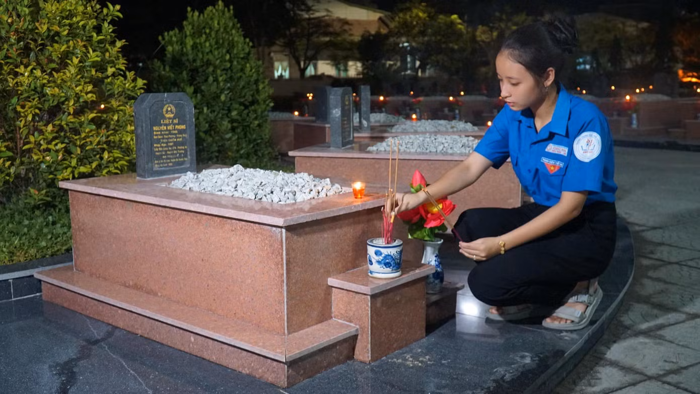 Thắp nến tri ân các anh hùng liệt sĩ.