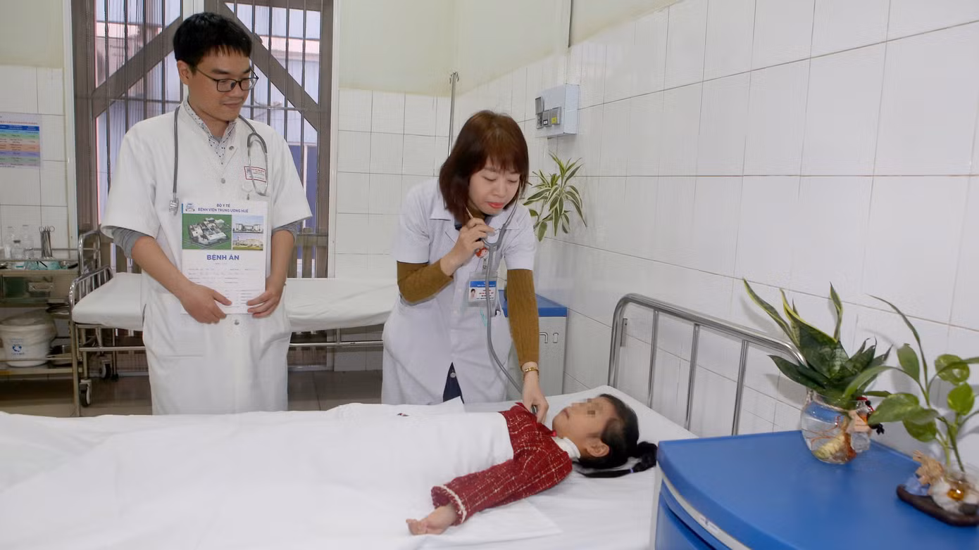 Các y, bác sĩ Bệnh viện Trung ương Huế tiến hành thăm khám, kiểm tra sức khỏe bệnh nhân N., sau khi cháu bé được cứu sống bằng kỹ thuật oxy hóa máu qua màng ngoài cơ thể.