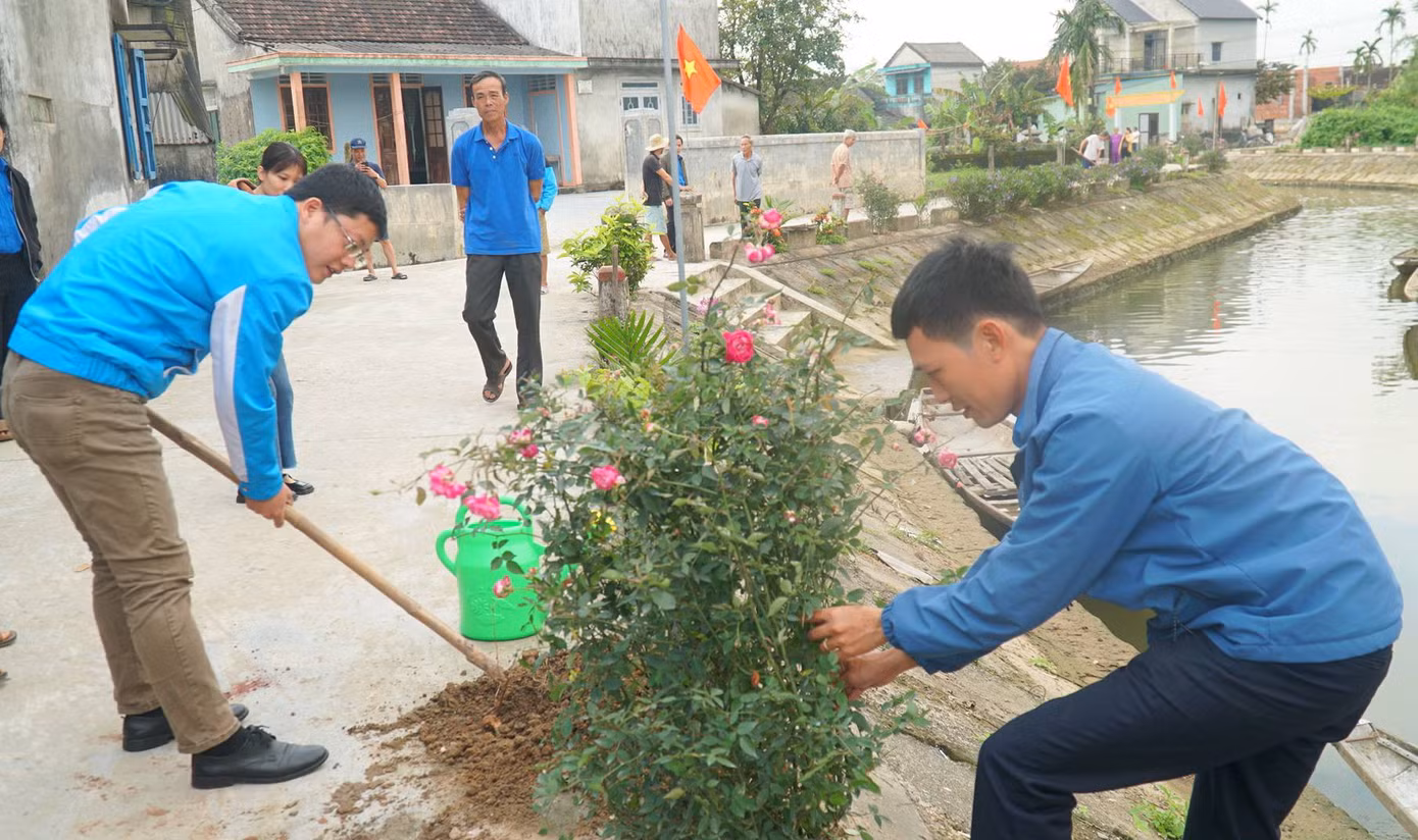 Tạo tuyến đường hoa qua các khu dân cư ở thị xã Phong Điền.