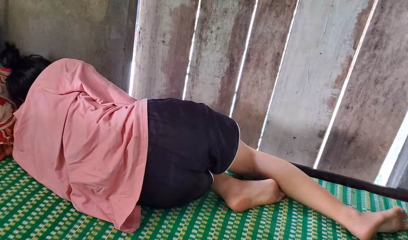Nữ sinh N. hiện vẫn trong trạng thái tâm lý hoảng loạn, không muốn đến trường. (ảnh do người nhà nạn nhân cung cấp)
