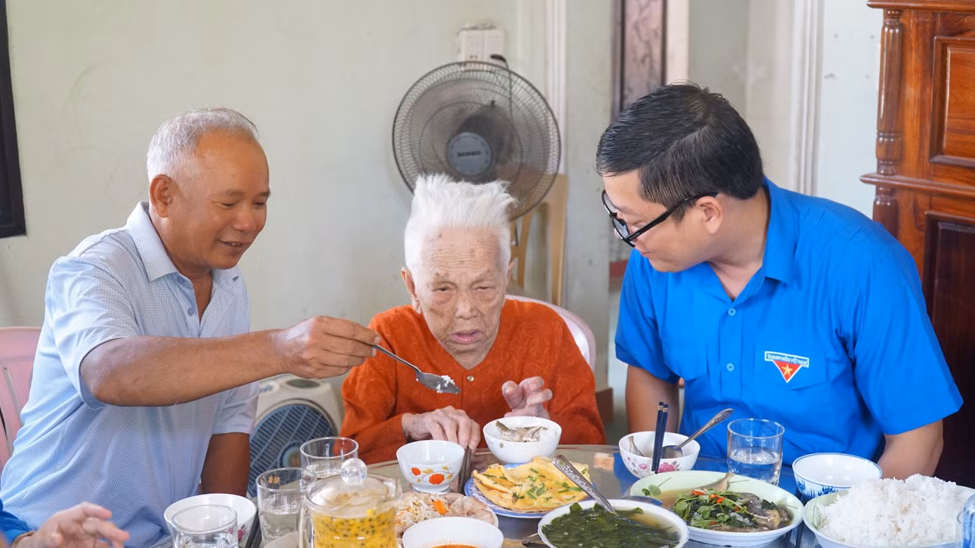 Tổ chức “Bữa cơm tri ân - ấm áp nghĩa tình” tại gia đình mẹ Việt Nam anh hùng Nguyễn Thị Tuyết (95 tuổi, phường Thủy Phương, thị xã Hương Thủy).