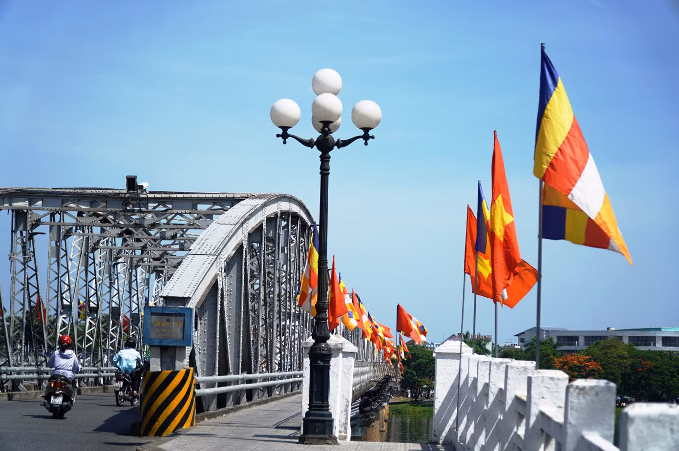 Cầu Trường Tiền bắc ngang sông Hương cũng rực những sắc màu đầy tôn nghiêm của quốc kỳ, Phật kỳ.