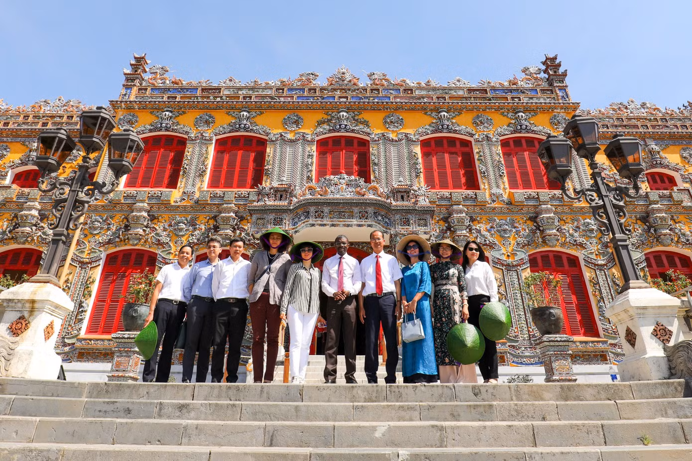 Tham quan điện Kiến Trung - một trong những công trình đặc biệt bên trong Hoàng cung nhà Nguyễn. Ảnh: Trần Thiện.