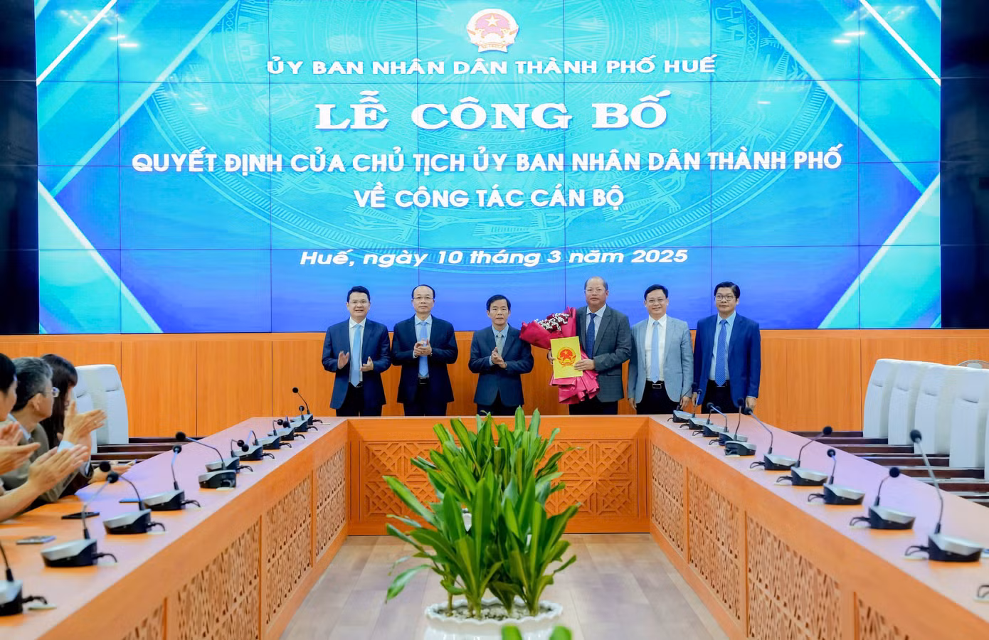 Ông Đặng Hữu Phúc (thứ 3 từ phải sang) được bổ nhiệm giữ chức vụ Giám đốc Sở Công Thương thành phố Huế.