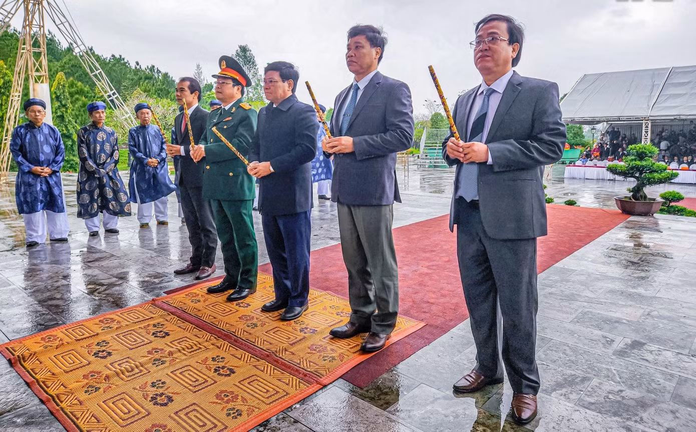 Ngày 18/12, tại khu tưởng niệm Anh hùng dân tộc Quang Trung - Nguyễn Huệ (phường An Tây, TP Huế) diễn ra lễ dâng hương và kỷ niệm 234 năm Nguyễn Huệ lên ngôi Hoàng đế và xuất binh đại phá quân Thanh. Ảnh: Xuân Đạt