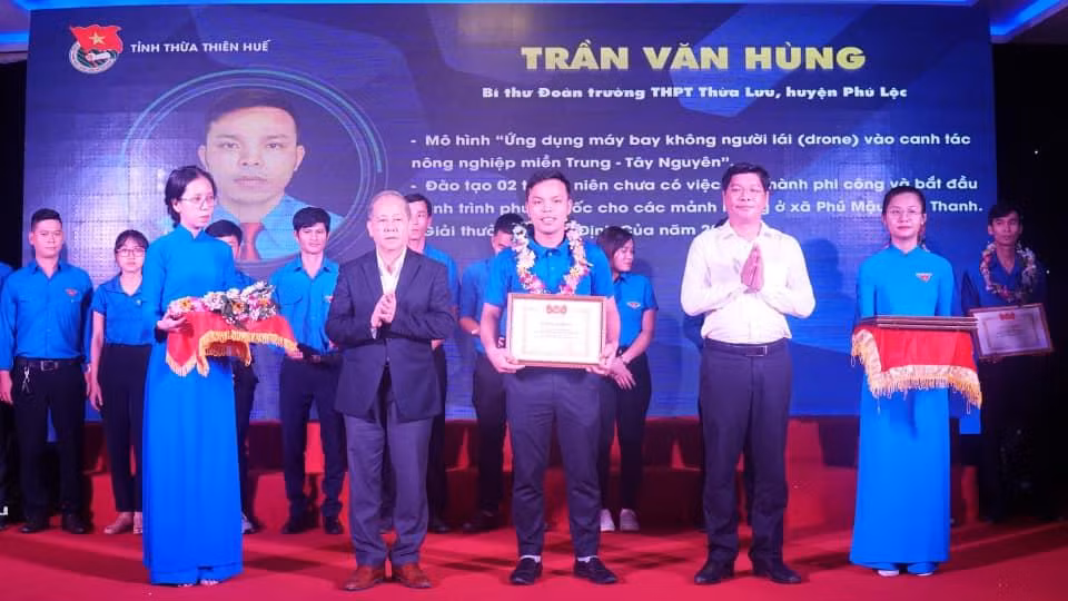 Anh Trần Văn Hùng - Bí thư Đoàn trường THPT Thừa Lưu (huyện Phú Lộc) được tuyên dương với mô hình hiệu quả "Ứng dụng máy bay không người lái vào canh tác nông nghiệp ở khu vực miền Trung - Tây Nguyên".