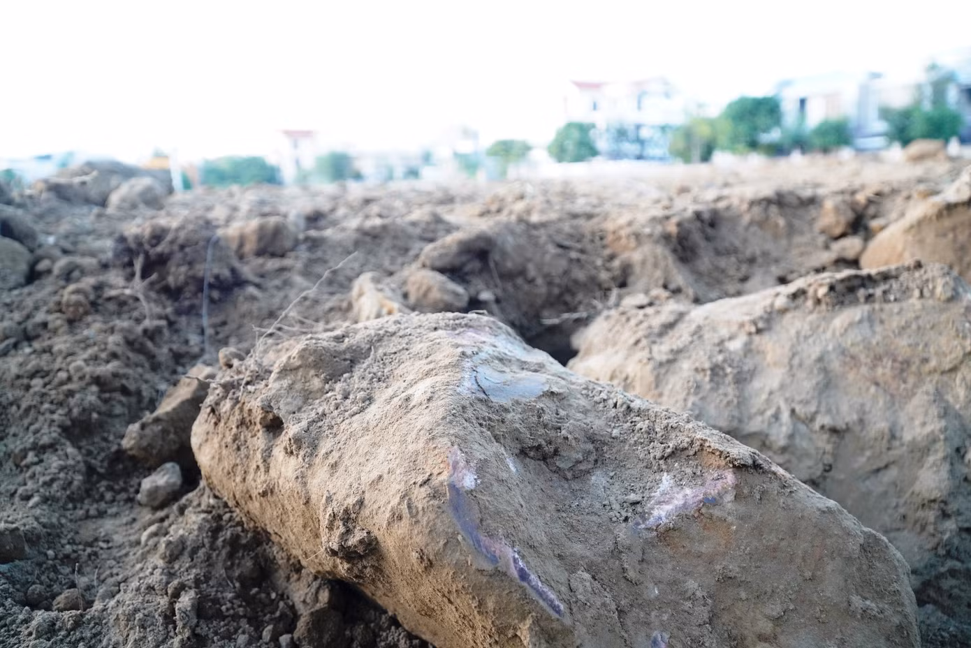 Tuy nhiên, trong những khối vật chất đất, cát hỗn hợp này lại lẫn rất nhiều đá tảng.