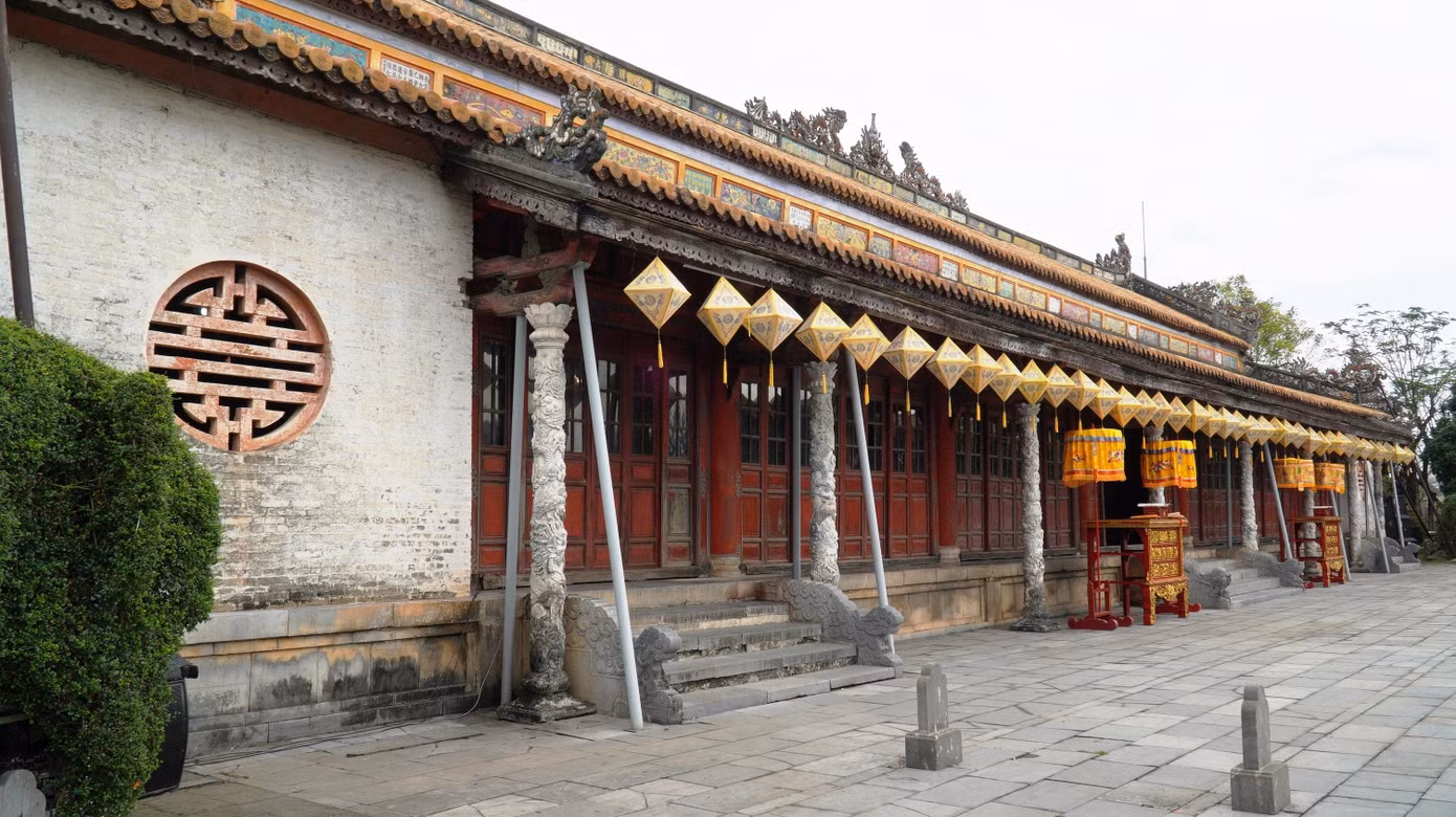 Công trình xây dựng vào tháng 2/1805 và hoàn thành vào tháng 10/1805. Ban đầu, điện Thái Hòa nằm cách vị trí hiện nay khoảng 45 mét về phía tây bắc. Tháng 3/1833, khi điều chỉnh quy hoạch và hoàn chỉnh hệ thống kiến trúc ở Đại nội, vua Minh Mạng cho dời điện Thái Hòa về phía nam, xây dựng đồ sộ, nguy nga hơn.