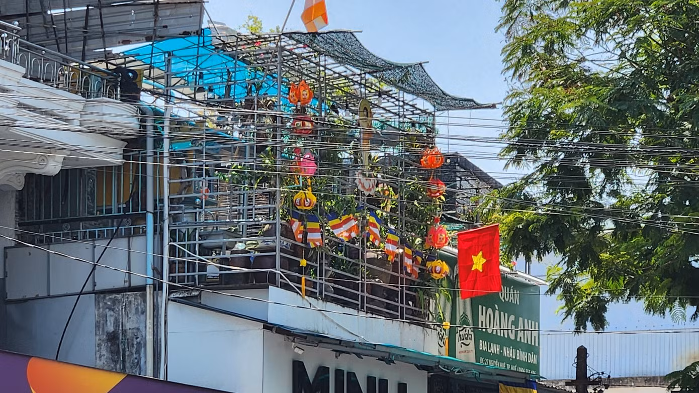 Tại nơi người dân sinh sống cũng được thiết trì cờ, đèn tôn nghiêm đón mừng lễ Phật đản.