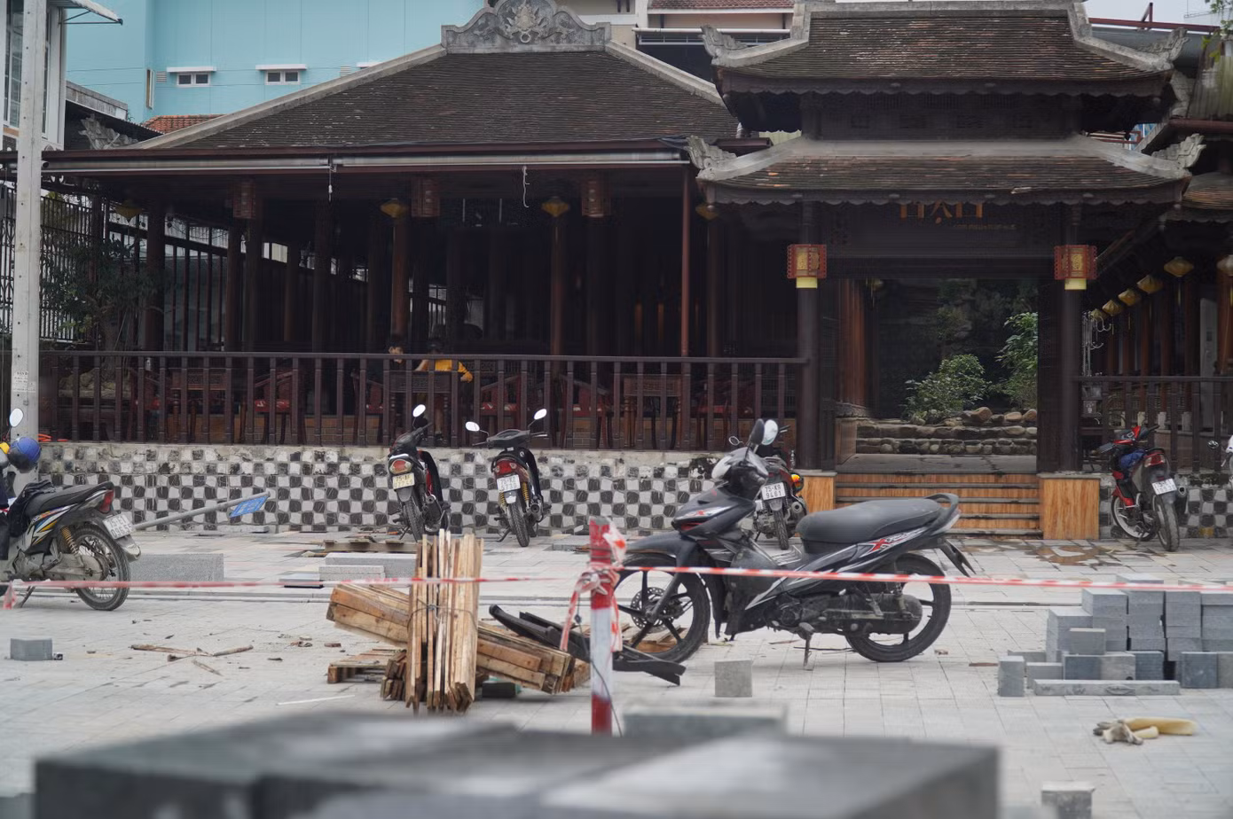 Trước khi triển khai DA chỉnh trang, Hai Bà Trưng là một trong những tuyến phố sầm uất với nhiều cửa hiệu kinh doanh, nhà hàng ẩm thực, rạp phim, trụ sở doanh nghiệp và công sở nhà nước…