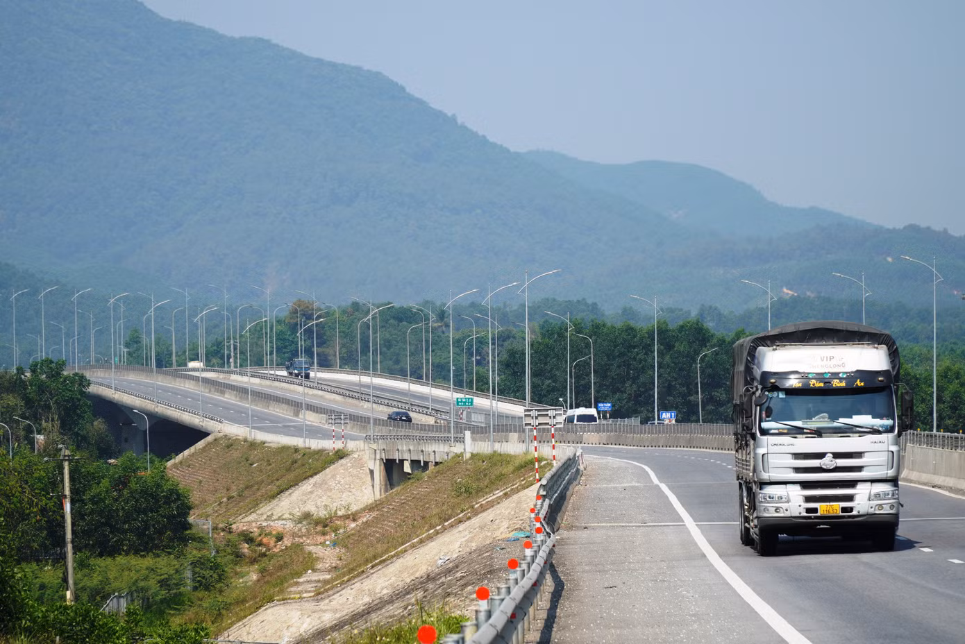 Việc đầu tư trạm dừng nghỉ tạm thời trên cao tốc Cam Lộ - La Sơn triển khai theo hình thức xã hội hóa, không sử dụng ngân sách.