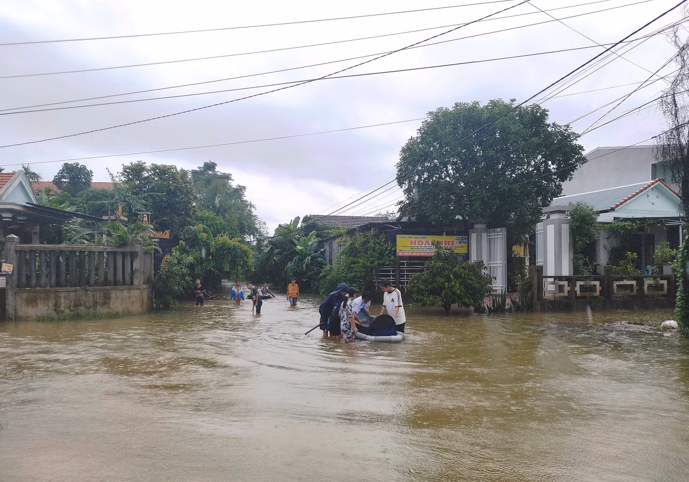 Người dân sử dụng ghe di chuyển trên đường phố của phường Hương Văn, thị xã Hương Trà. Người dân sử dụng ghe di chuyển trên đường phố của phường Hương Văn, thị xã Hương Trà.