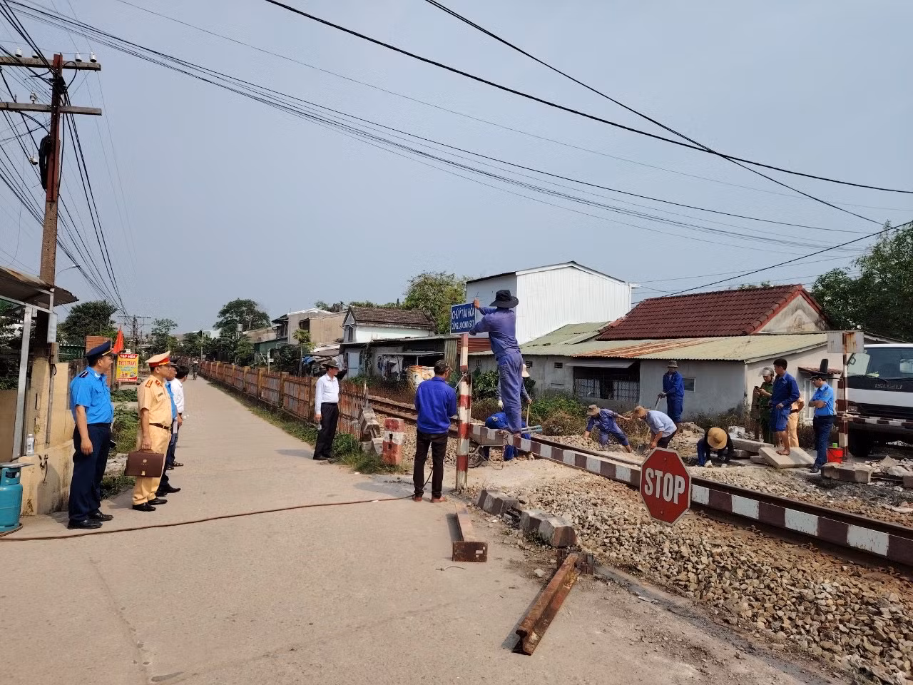 Việc đóng lối mở có sự tham gia của nhiều lực lượng chức năng. Ảnh: ĐSBTT Việc đóng lối mở có sự tham gia của nhiều lực lượng chức năng. Ảnh: ĐSBTT