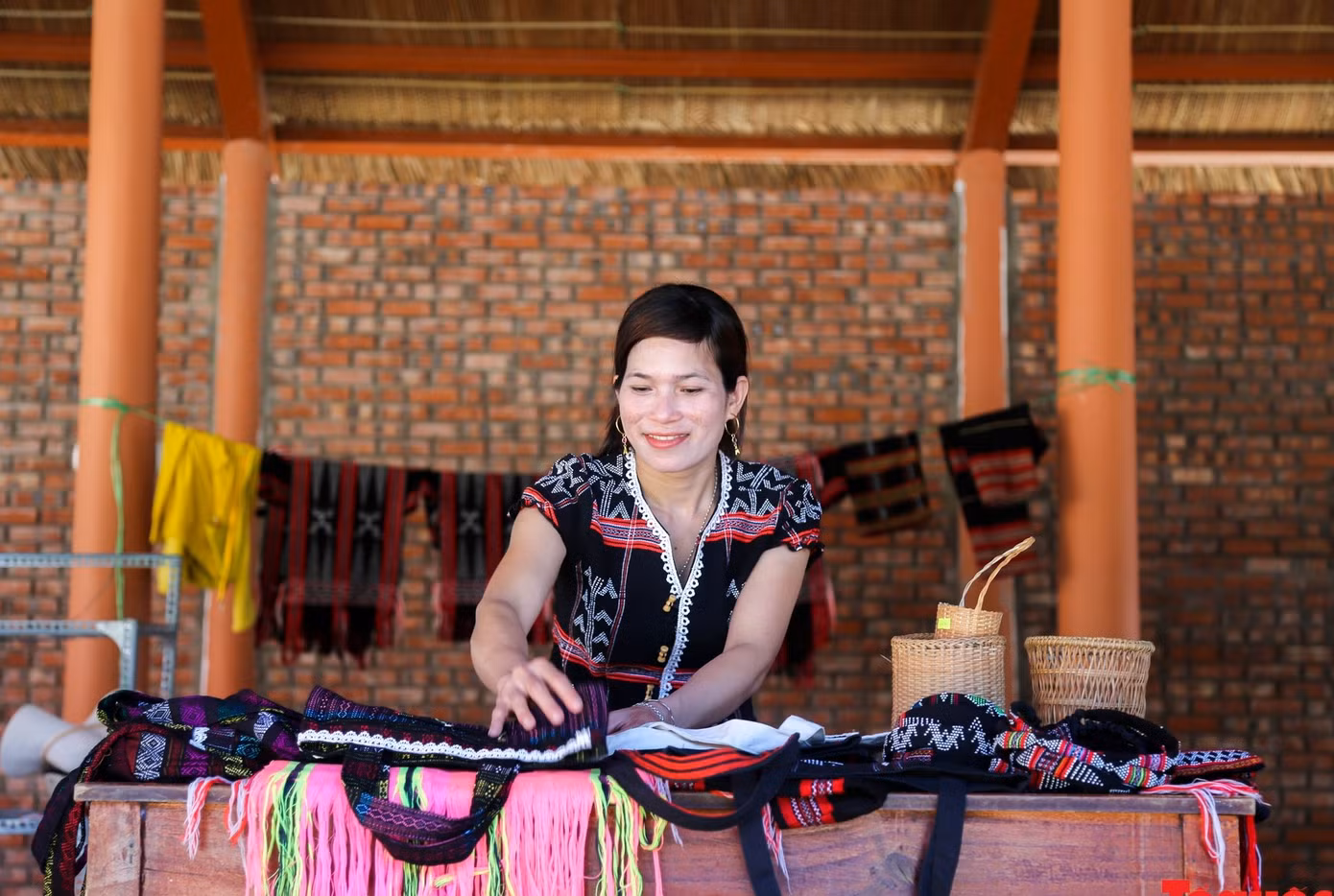 Giới thiệu sản phẩm thủ công truyền thống của đồng bào vùng cao tại chợ phiên Nam Đông, TT-Huế. Ảnh: Lê Chung