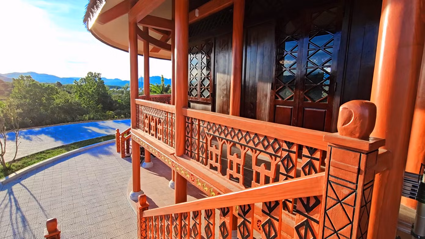 Những nét đặc trưng kiến trúc văn hóa vùng cao A Lưới tụ hội tại Làng văn hóa.