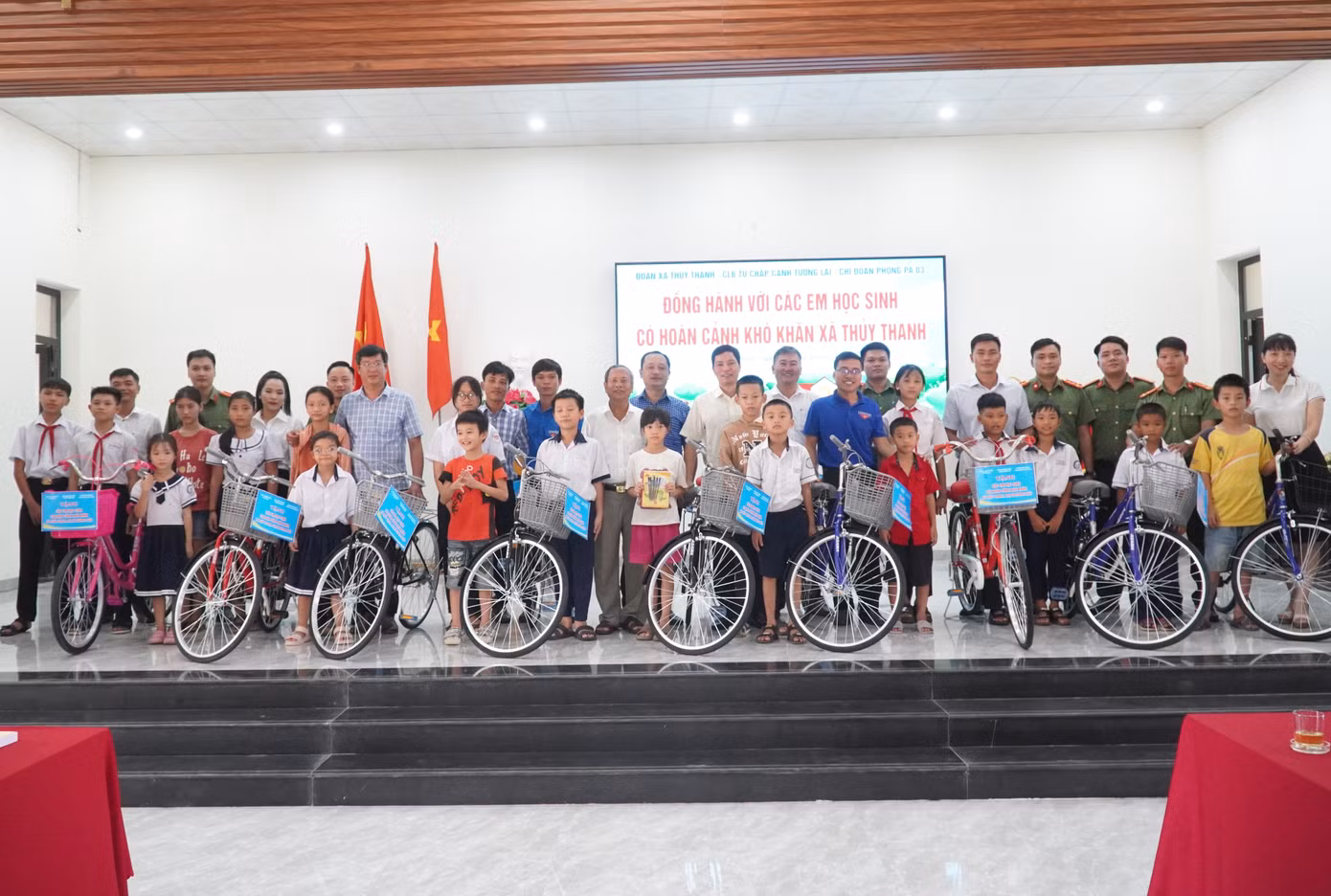 Chương trình đã trao 20 xe đạp, nhiều phần quà, học bổng, xe đạp cho học sinh có hoàn cảnh khó khăn xã Thủy Thanh.