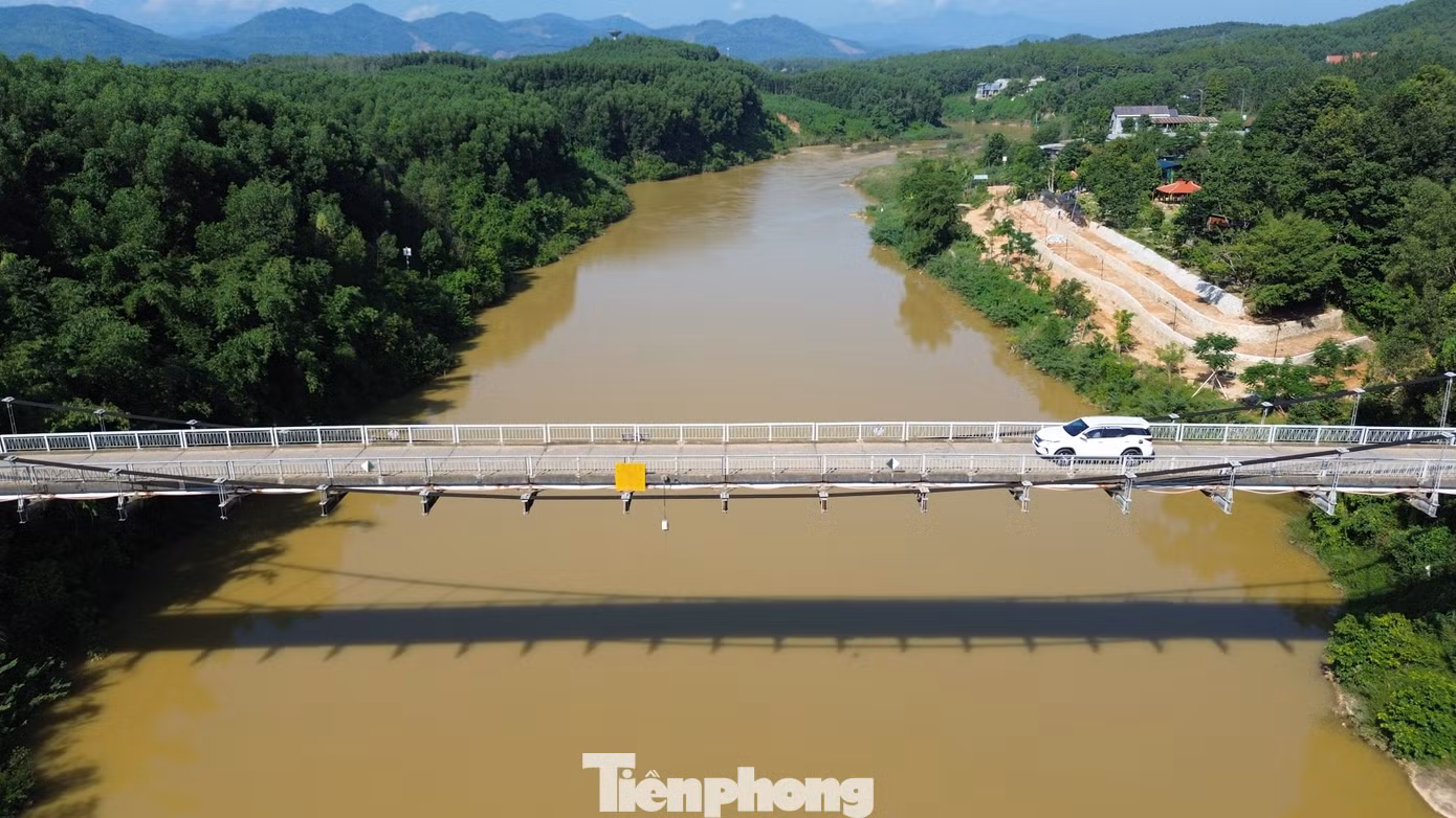 “Hiện nay, dự án xây mới cầu Bình Thành bằng kết cấu bê tông cứng nằm trong kế hoạch đầu tư trung hạn, chưa thể triển khai trong một sớm một chiều. Trong khi tuyến giao thông qua cầu là độc đạo, huyết mạch nối đôi bờ sông Hương. Đặc biệt, Bình Thành có diện tích rừng trồng rất lớn, đến mùa khai thác gỗ, cây cầu cũ kỹ lại phải gánh hàng trăm lượt ô tô tải qua lại”, ông Thịnh chia sẻ.