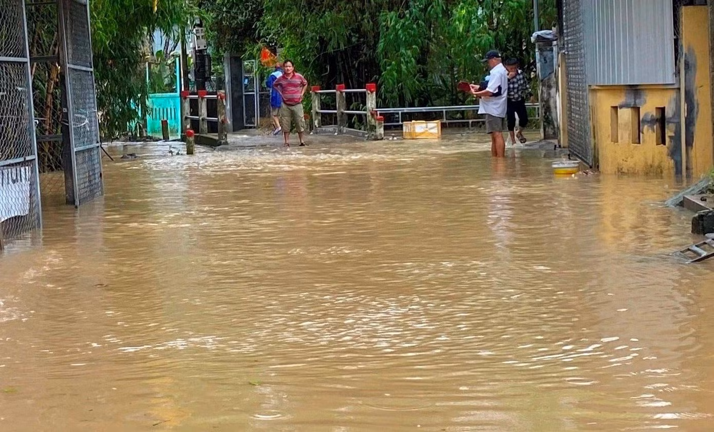 Nước ngập sâu trên một đường phố ở Huế. Ảnh: CTV Nước ngập sâu trên một đường phố ở Huế. Ảnh: CTV