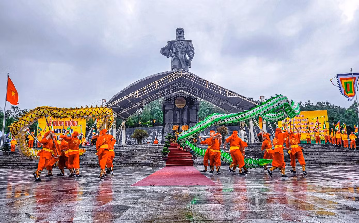 Được biết, khu tưởng niệm Anh hùng dân tộc Quang Trung - Nguyễn Huệ được UBND tỉnh TT-Huế đầu tư xây dựng cạnh địa điểm núi Bân lịch sử vào năm 2010. Tại đây thiết đặt tượng Hoàng đế Quang Trung cao 21 m, trong đó, phần tượng cao 12 m, phần đài cao 9 m, được làm từ 18 mảng đá Thanh Hóa, mỗi mảng nặng 10-60 tấn. Phía sau tượng đài là bức phù điêu dài gần 60 m với các họa tiết miêu tả quá trình từ lúc khởi nghiệp của nghĩa quân Tây Sơn đến lúc Quang Trung phát lệnh tiến quân ra Bắc đánh tan 29 vạn quân Thanh. Ảnh: Xuân Đạt