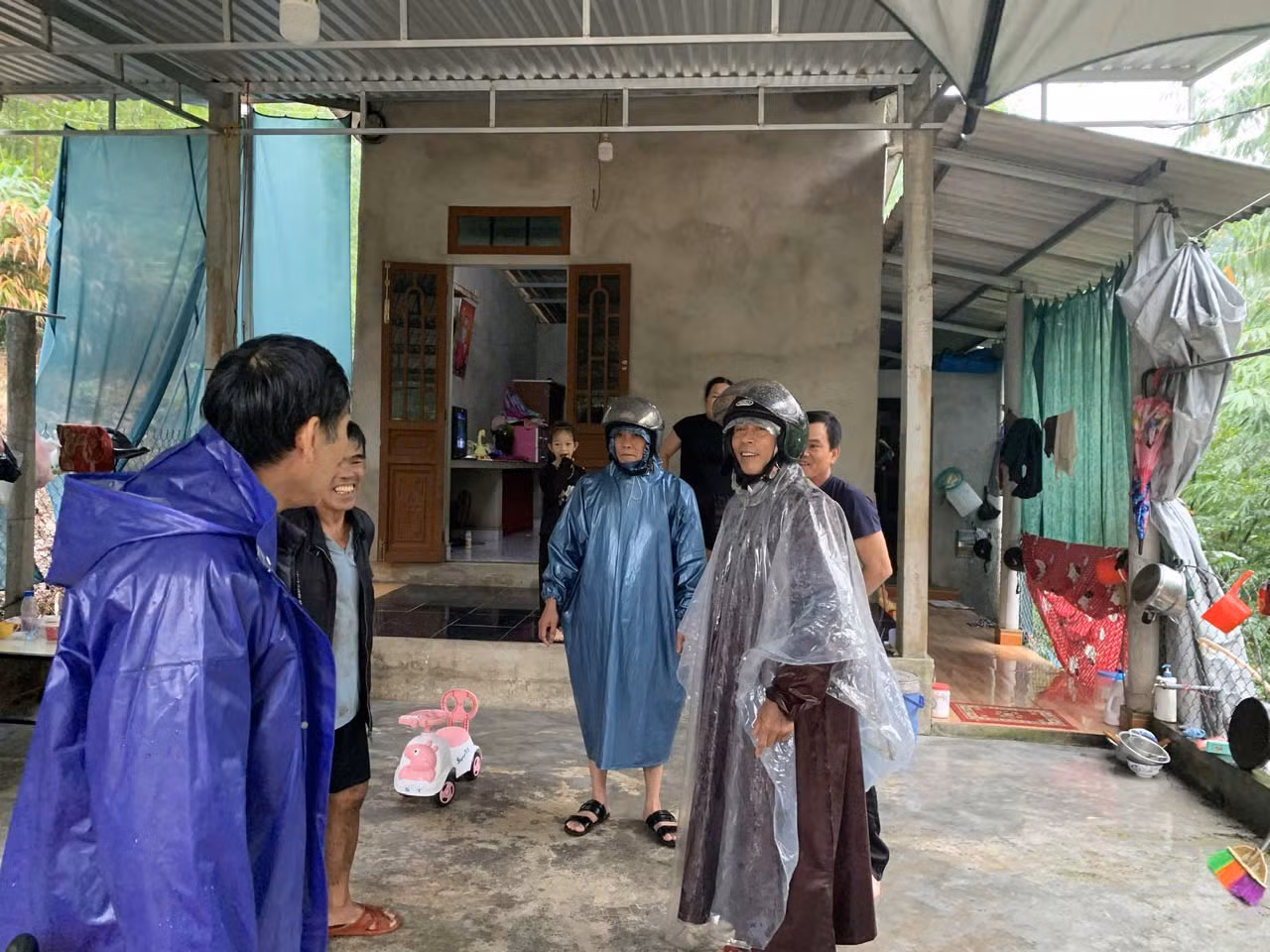 Vận động sơ tán tại chỗ các hộ dân vùng nguy hiểm thiên tai thuộc xã Phong Sơn, huyện Phong Điền.