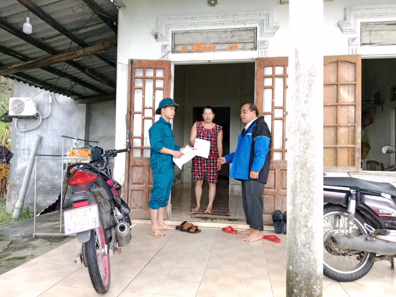 Vận động người dân vùng sạt lở thôn Phú Gia (xã Lộc Tiến) sơ tán đến nơi an toàn.