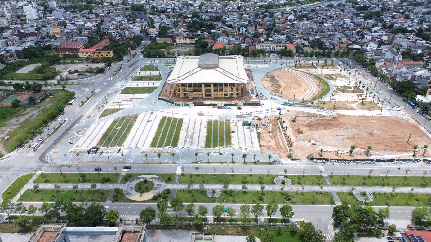 Dự án do Ban Quản lý dự án Đầu tư xây dựng và Phát triển đô thị TP Huế làm chủ đầu tư; liên danh ba đơn vị thi công gồm Công ty CP Xây dựng Thủy lợi Thừa Thiên Huế, Công ty CP Thành An và Công ty CP Xây lắp & Thương mại An Bảo. Dự án do Ban Quản lý dự án Đầu tư xây dựng và Phát triển đô thị TP Huế làm chủ đầu tư; liên danh ba đơn vị thi công gồm Công ty CP Xây dựng Thủy lợi Thừa Thiên Huế, Công ty CP Thành An và Công ty CP Xây lắp & Thương mại An Bảo.