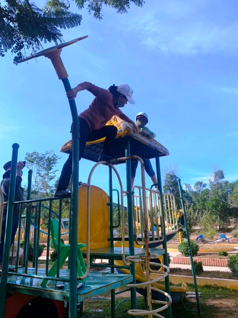 Giáo viên mầm non huyện Phú Lộc tích cực vệ sinh khu vui chơi dành cho các cháu nhỏ