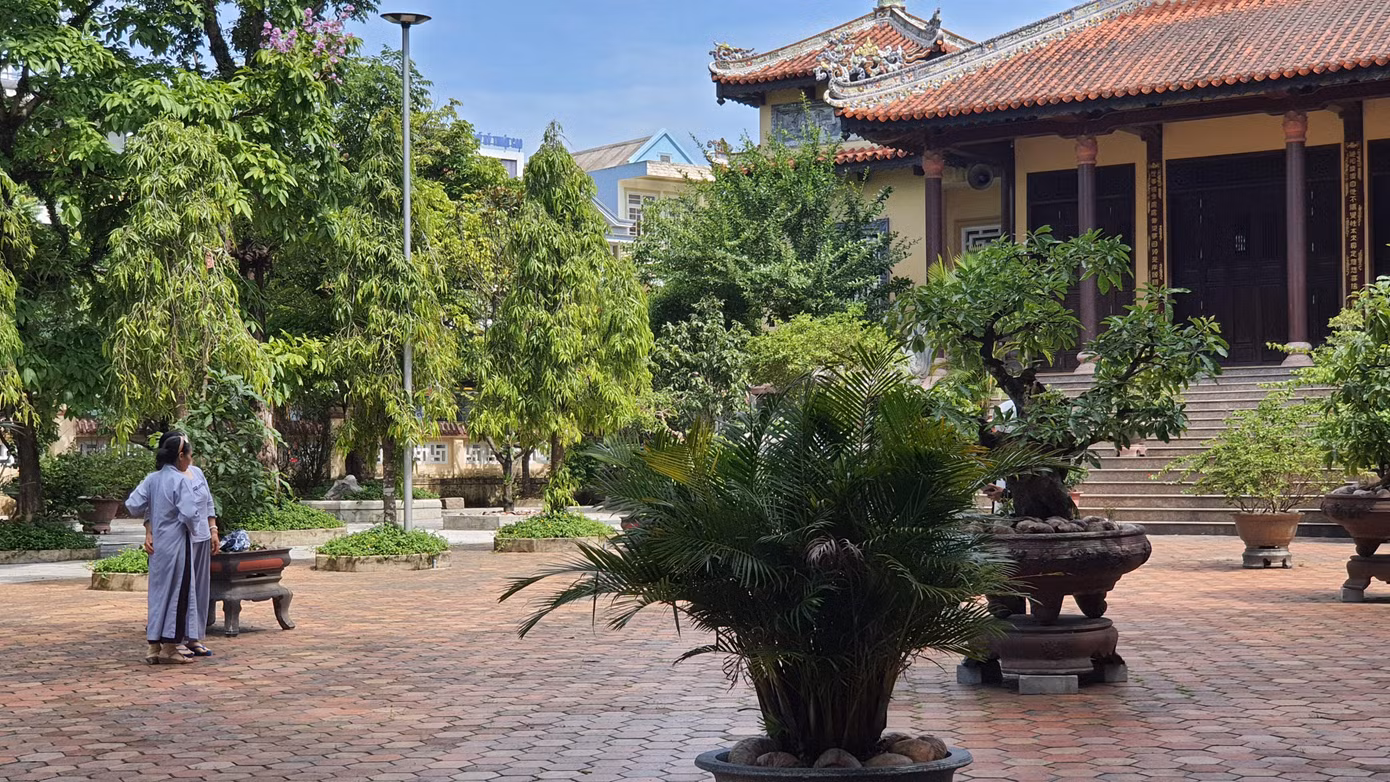 Từ Đàm là nơi thường xuyên đón nhiều du khách, khách hành hương, phật tử, tín hữu đến tham quan, lễ chùa