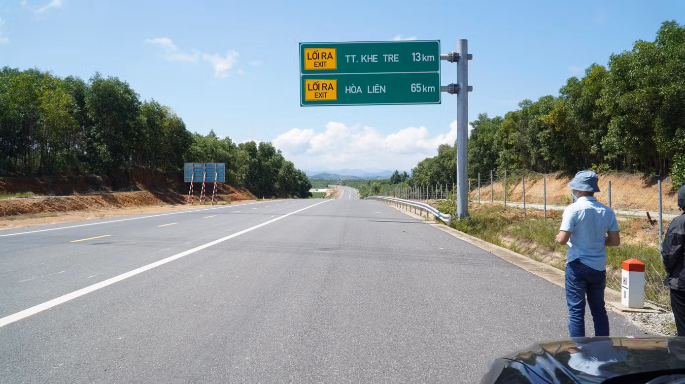 Theo đại diện Ban quản lý Dự án đường Hồ Chí Minh, trong ngày 14/4, các cơ quan chức năng đã cho kiểm tra, đánh giá mức độ an toàn vận hành trên toàn tuyến, rà soát xử lý dứt điểm những tồn đọng trước đây để đưa ra quyết định cuối cùng về thời gian chính thức đưa tuyến cao tốc nối TT-Huế và Đà Nẵng vào khai thác, vận hành chính thức.