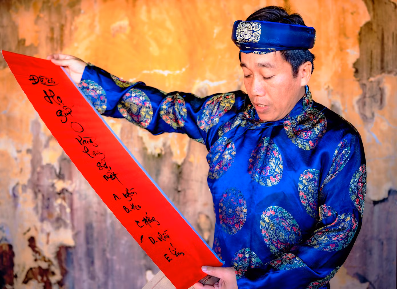 Trò chơi thả thơ cũng khiến nhiều người thích thú. Ảnh: Đình Hoàng