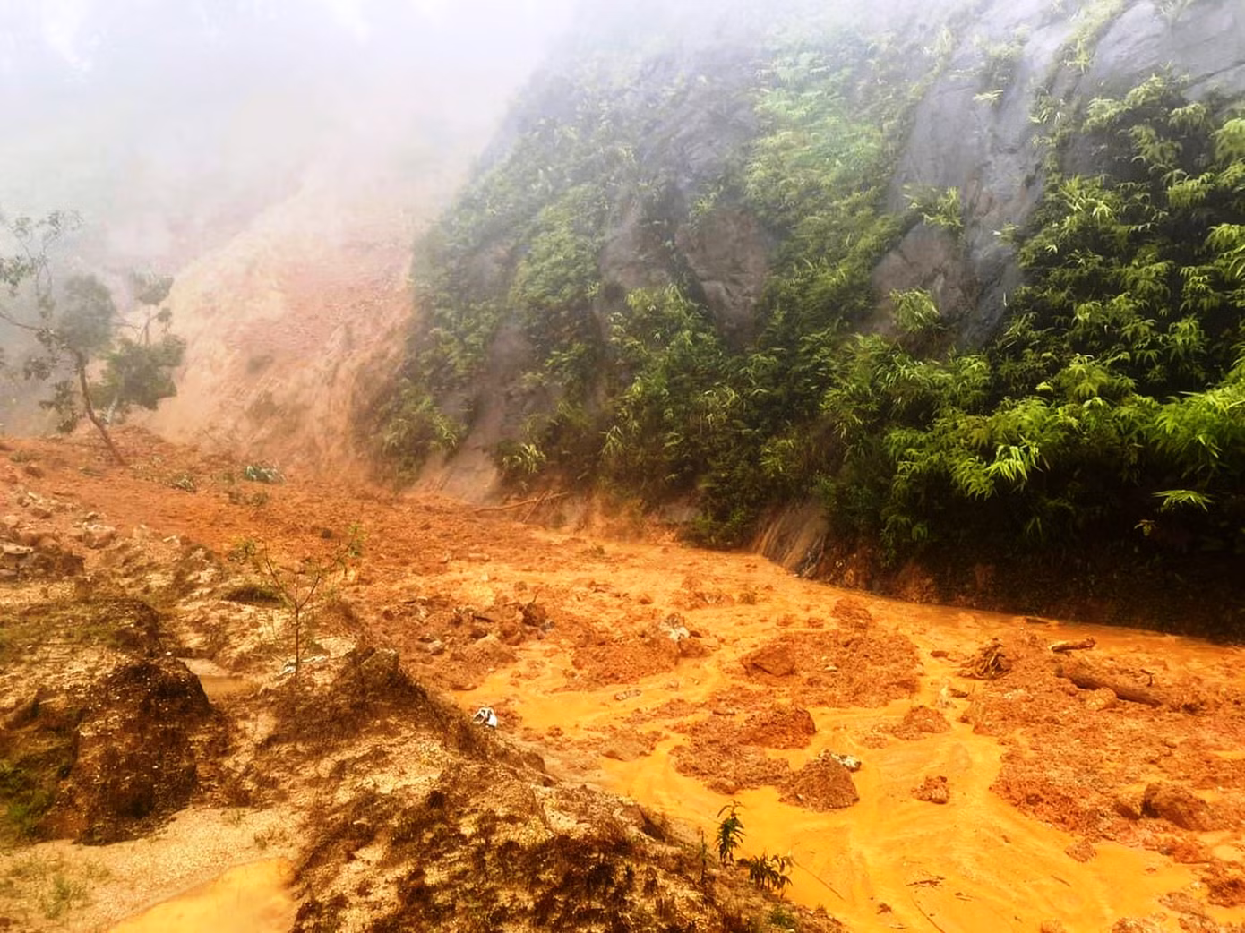 Đường Hồ Chí Minh nhánh phía tây đoạn qua huyện A Lưới, tỉnh TT-Huế, bị sạt lở nghiêm trọng do mưa lũ.