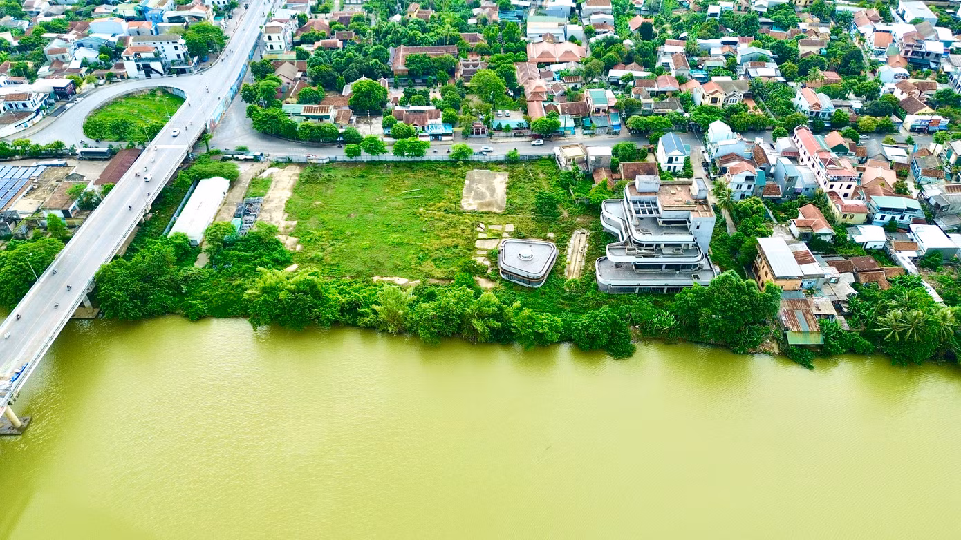 Theo phê duyệt, dự án có tổng diện tích thực hiện hơn 12.080m2, thời hạn thuê đất 50 năm kể từ ngày công nhận kết quả trúng đấu giá, với tổng mức đầu tư hơn 200 tỷ đồng. Theo kế hoạch ban đầu, công trình tổ hợp thương mại dịch vụ sẽ hoàn thành trong vòng 24 tháng và đưa vào khai thác đầu năm 2021.