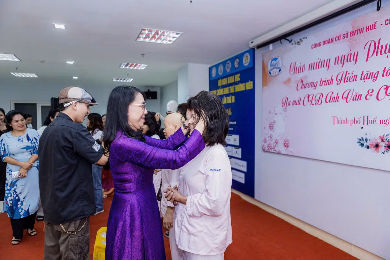 Bác sĩ Hoàng Thị Lan Hương - Phó Giám đốc Bệnh viện T.Ư Huế, trao tặng tóc cho nữ bệnh nhân ung thư.