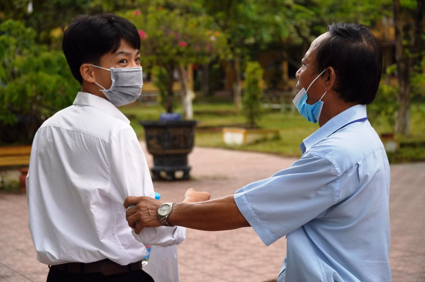 Thầy giáo dặn dò thí sinh trước khi bước vào phòng thi.