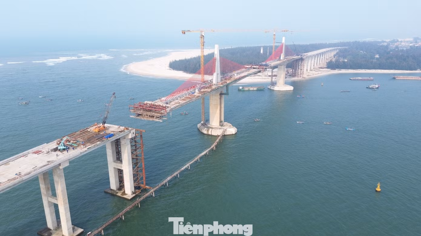 Trong đó, giai đoạn 1 của dự án có chiều dài tuyến 7,785 km, phần cầu qua cửa Thuận An dài khoảng 2,36 km. Hiện tại, khối lượng thi công cầu đạt hơn 90%, tổng vốn bố trí hơn 2.100 tỷ đồng, hiện giải ngân gần 1.800 tỷ đồng.