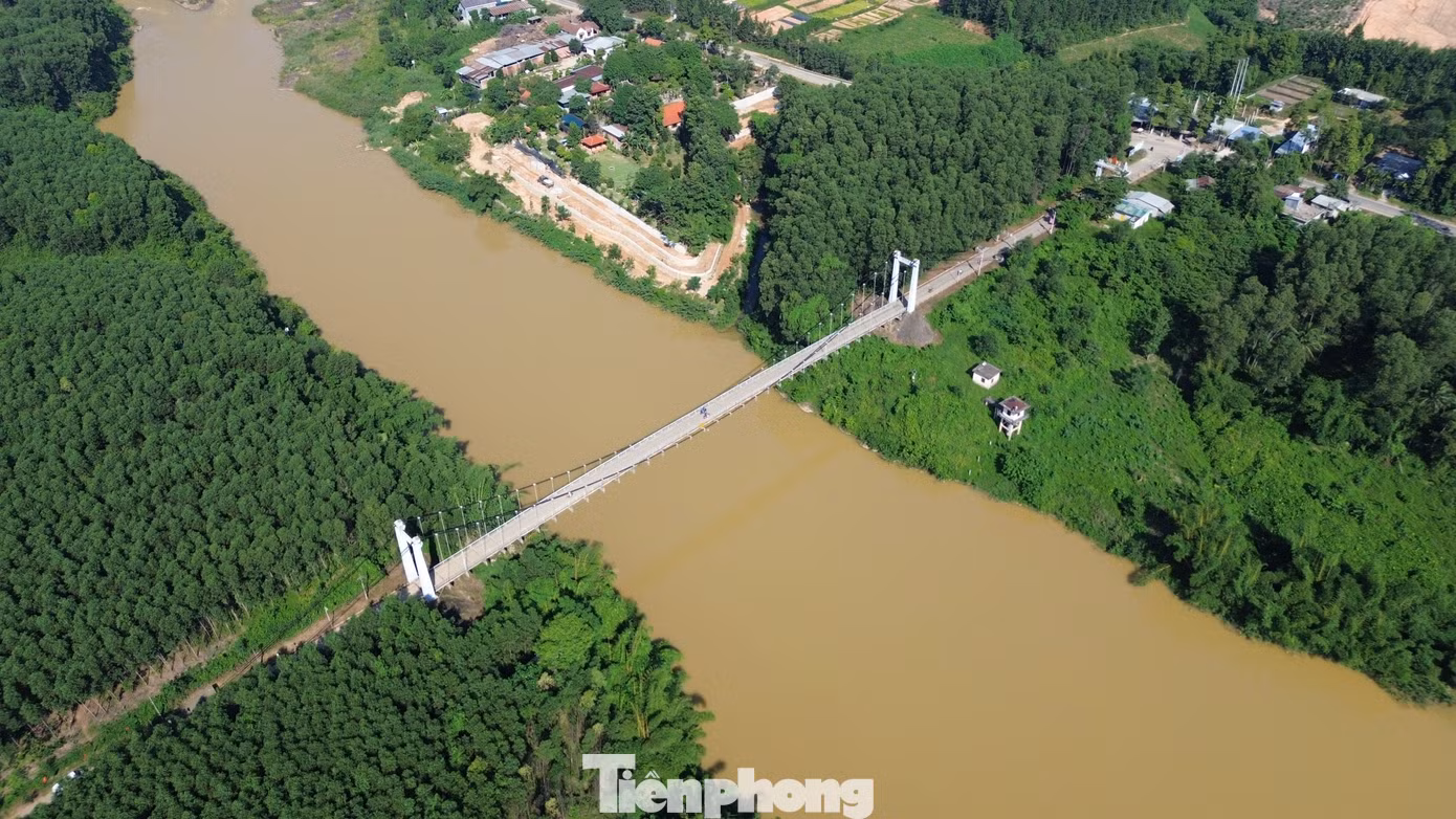 Theo tiêu chuẩn kỹ thuật, cầu được thiết kế dài gần 140m, mặt cầu rộng hơn 4m, nằm trên trục đường chính bắc qua sông Hương (nay là Tỉnh lộ 12D) nối nhiều làng mạc, khu dân cư và trung tâm hành chính xã Bình Thành với Quốc lộ 49A.