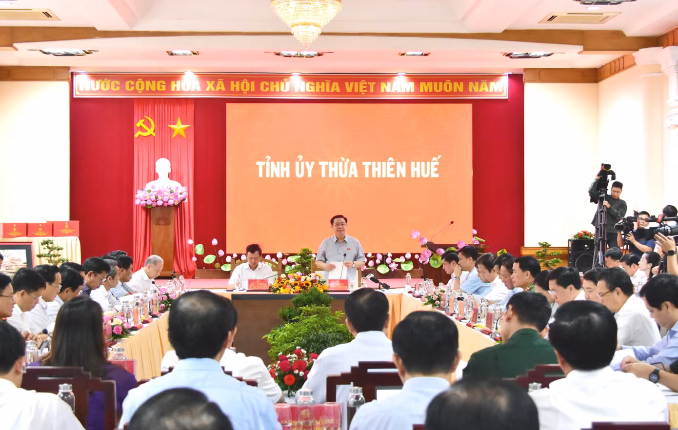 Quang cảnh buổi làm việc. Quang cảnh buổi làm việc.
