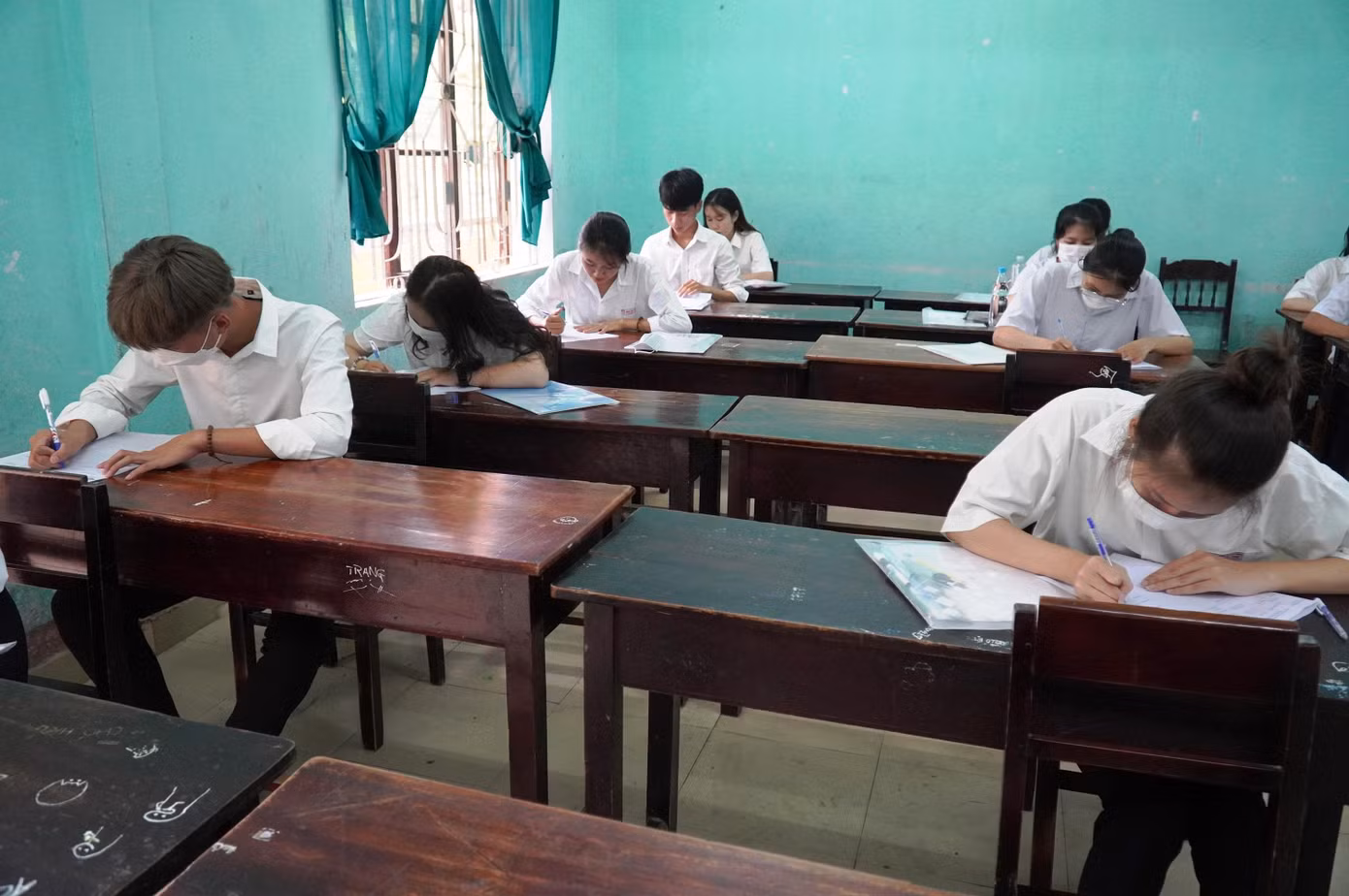 Theo lãnh đạo trường THPT Đặng Huy Trứ, kỳ thi năm nay, 508 thí sinh của trường được thi tại 22 phòng thi ngay tại trường. Trường còn bố trí các phòng ở khu vực xa phòng thi để thí sinh gửi vật dụng, điện thoại, tránh vi phạm quy chế thi. Ngoài ra, trường còn bố trí 2 phòng thi dự phòng.